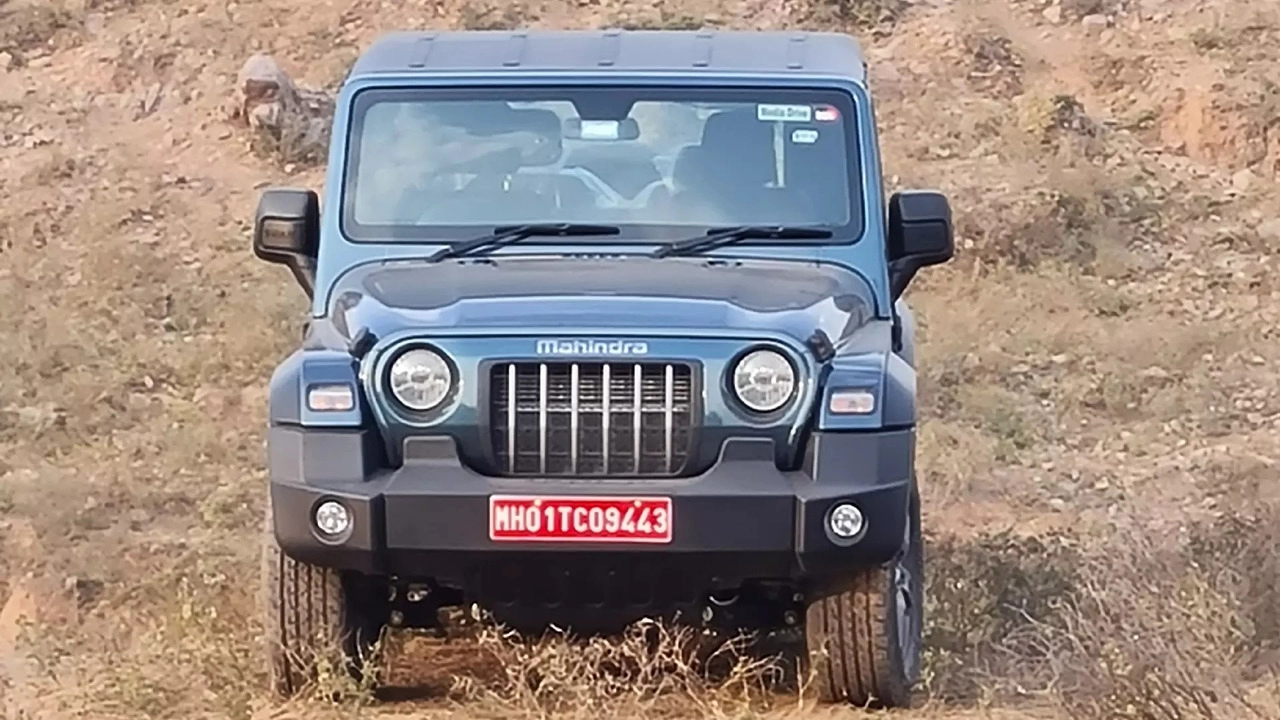 Mahindra Thar Roxx vs Mahindra Thar Features Comparison